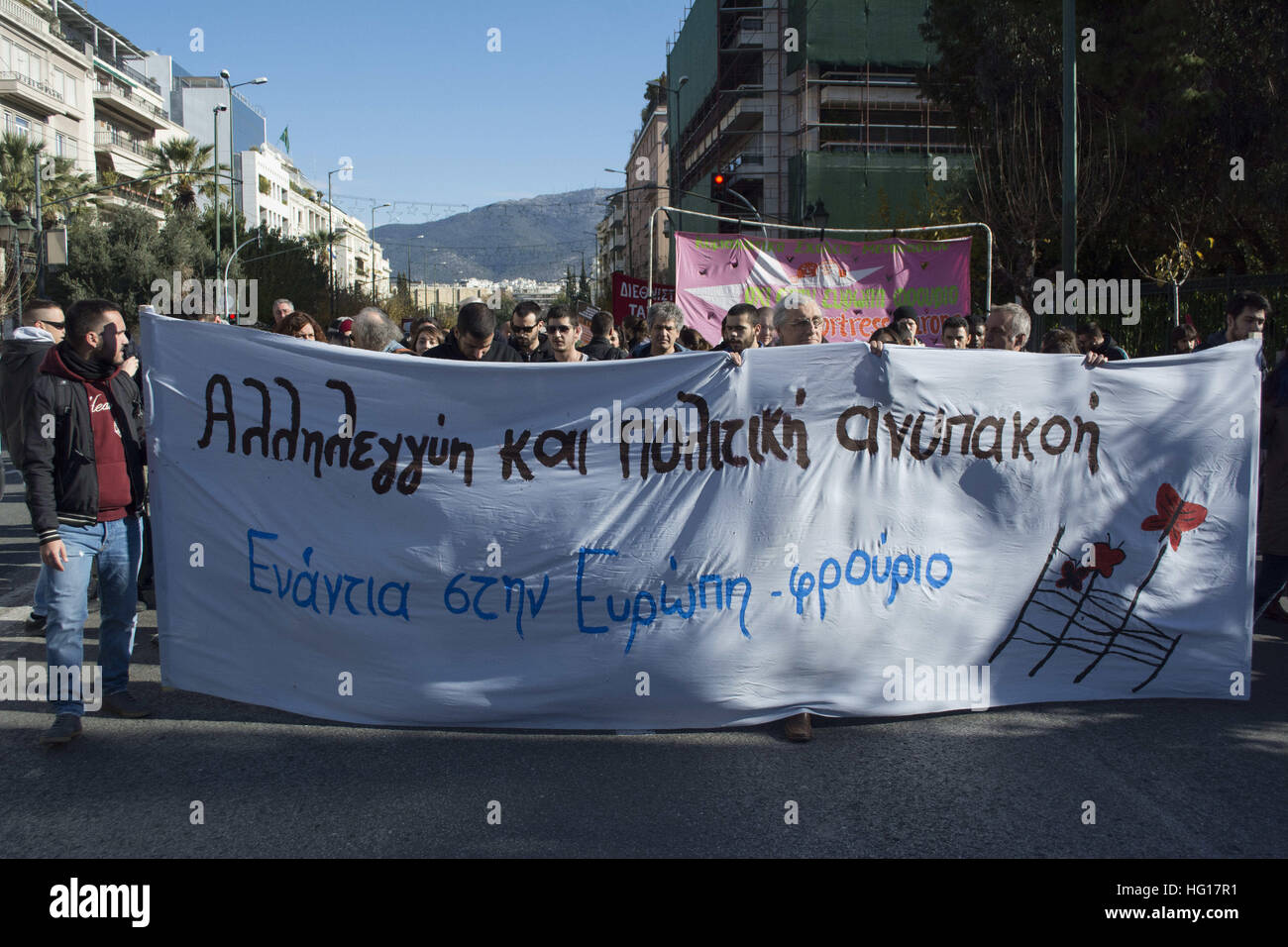 Athen, Griechenland. 4. Januar 2017. Linke März protestieren in Solidarität mit Aktivisten Mikel Zuloaga und Begona Huarte, spanische Bürger baskischen Ursprungs, die in den Hafen von Igoumenitsa, Griechenland für acht Flüchtlingshilfe, versteckt in ihrem Wohnmobil am 28. Dezember 2016 verhaftet wurden erreichen ihre Baskenland. Bildnachweis: ZUMA Press, Inc./Alamy Live-Nachrichten Stockfoto