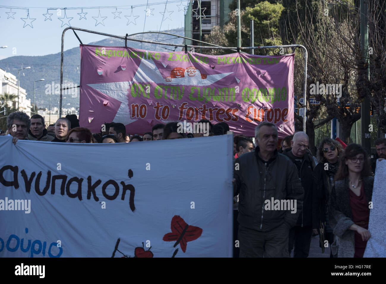 Athen, Griechenland. 4. Januar 2017. Linke März protestieren in Solidarität mit Aktivisten Mikel Zuloaga und Begona Huarte, spanische Bürger baskischen Ursprungs, die in den Hafen von Igoumenitsa, Griechenland für acht Flüchtlingshilfe, versteckt in ihrem Wohnmobil am 28. Dezember 2016 verhaftet wurden erreichen ihre Baskenland. Bildnachweis: ZUMA Press, Inc./Alamy Live-Nachrichten Stockfoto