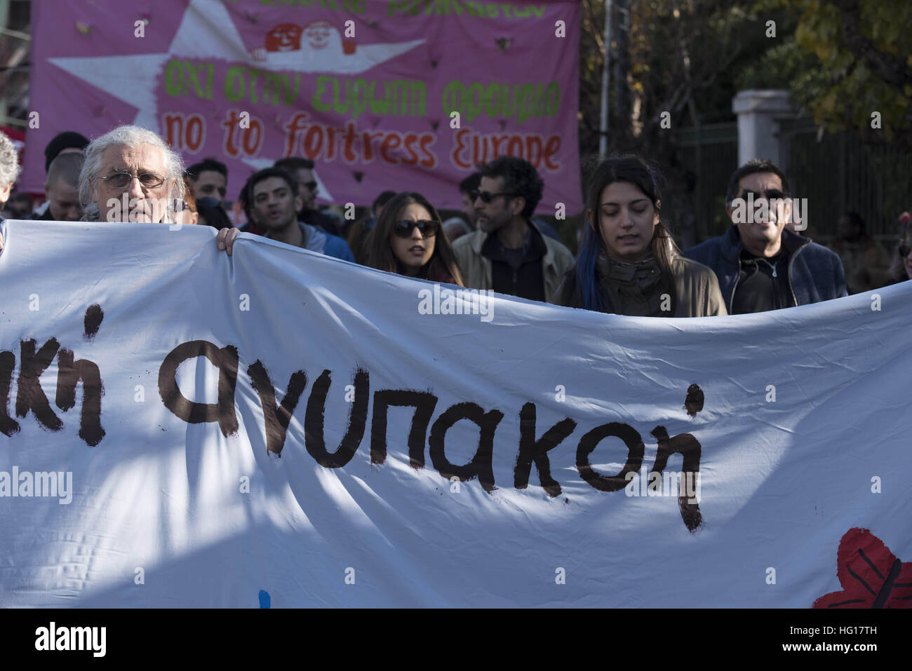 Athen, Griechenland. 4. Januar 2017. Linke März protestieren in Solidarität mit Aktivisten Mikel Zuloaga und Begona Huarte, spanische Bürger baskischen Ursprungs, die in den Hafen von Igoumenitsa, Griechenland für acht Flüchtlingshilfe, versteckt in ihrem Wohnmobil am 28. Dezember 2016 verhaftet wurden erreichen ihre Baskenland. Bildnachweis: ZUMA Press, Inc./Alamy Live-Nachrichten Stockfoto