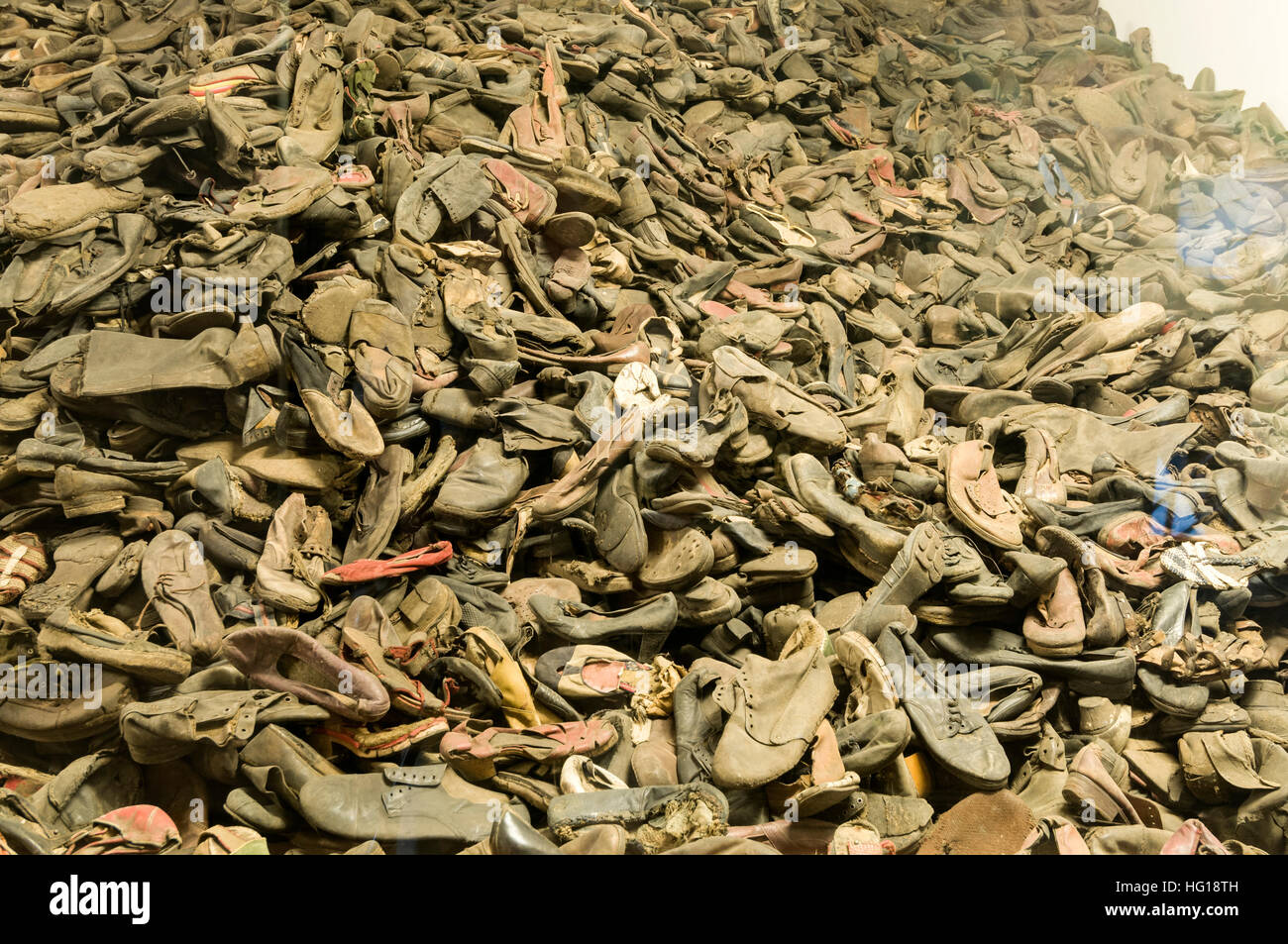 In einem Backstein-Unterkunft entrissen Blöcke (alle in Museen verwandelt) mit einem großen Schaufenster Schuhe die Häftlinge in Auschwitz Birk Stockfoto
