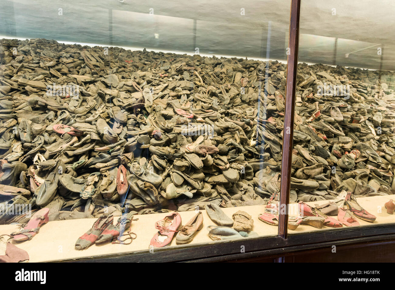 In einem Backstein-Unterkunft entrissen Blöcke (alle in Museen verwandelt) mit einem großen Schaufenster Schuhe die Häftlinge in Auschwitz Birk Stockfoto