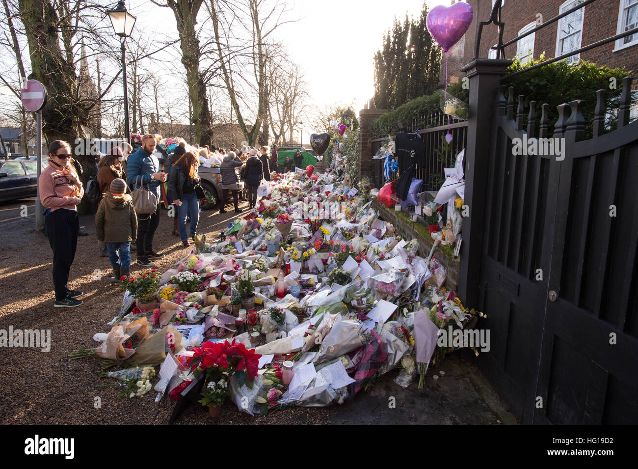 Blumen Links außerhalb der Heimat George Michael in Highgate, Nord-London, als sein Freund verweigert, senden von Tweets, die Spekulationen über die Todesursache der pop-Superstar und sagte seinen Twitter-Account gehackt wurde. Stockfoto