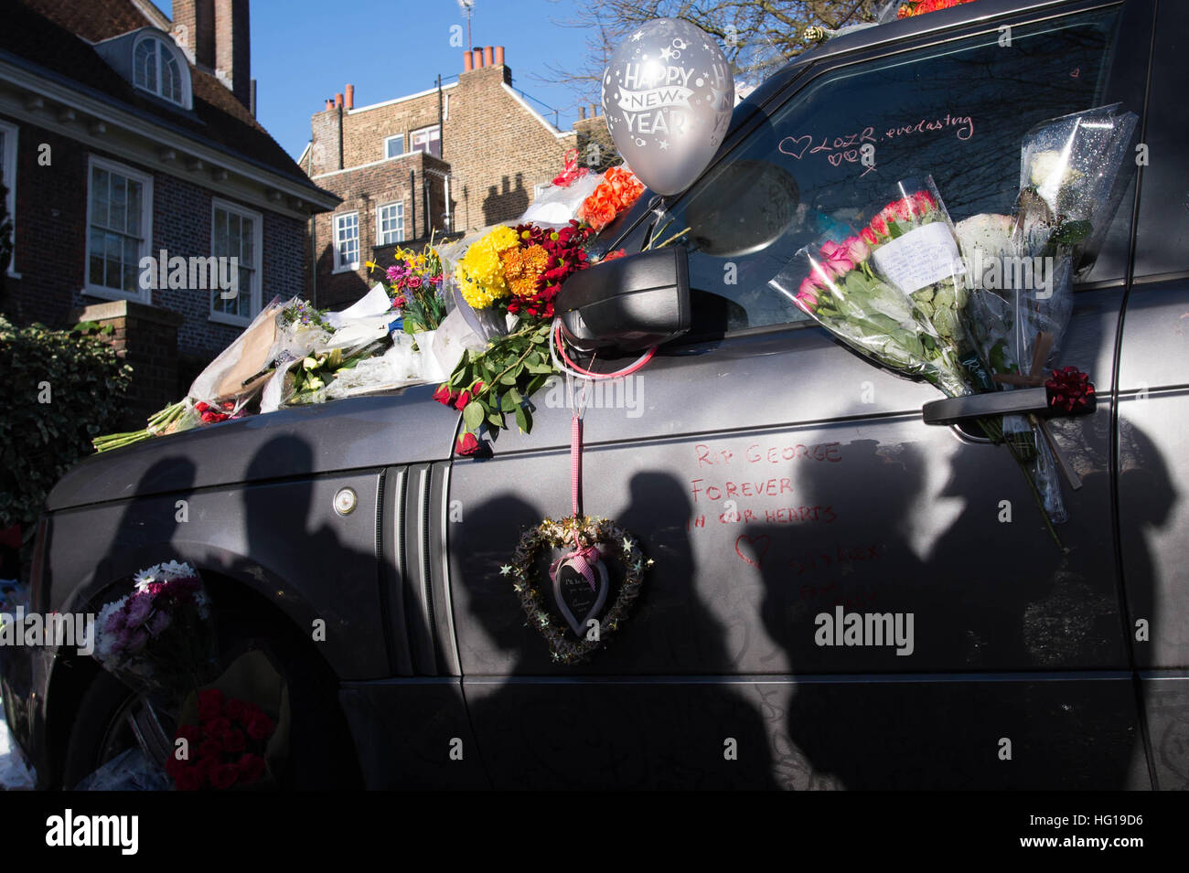 Tribute hinterlassen einen Range Rover außerhalb der Heimat George Michael in Highgate, Nord-London, als sein Freund verweigert, senden von Tweets, die Spekulationen über die Todesursache der pop-Superstar und sagte seinen Twitter-Account gehackt wurde. Stockfoto