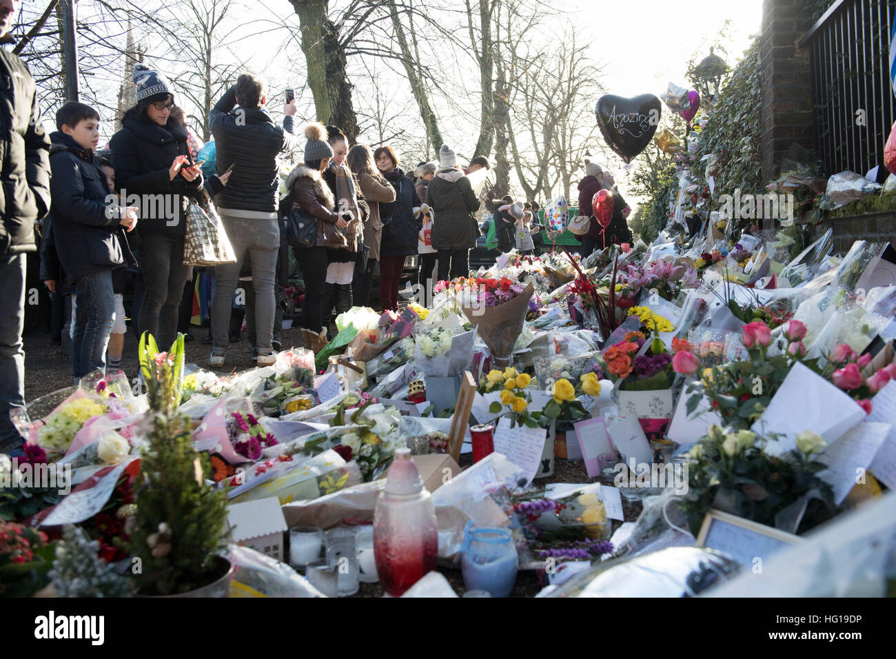 Blumen Links außerhalb der Heimat George Michael in Highgate, Nord-London, als sein Freund verweigert, senden von Tweets, die Spekulationen über die Todesursache der pop-Superstar und sagte seinen Twitter-Account gehackt wurde. Stockfoto