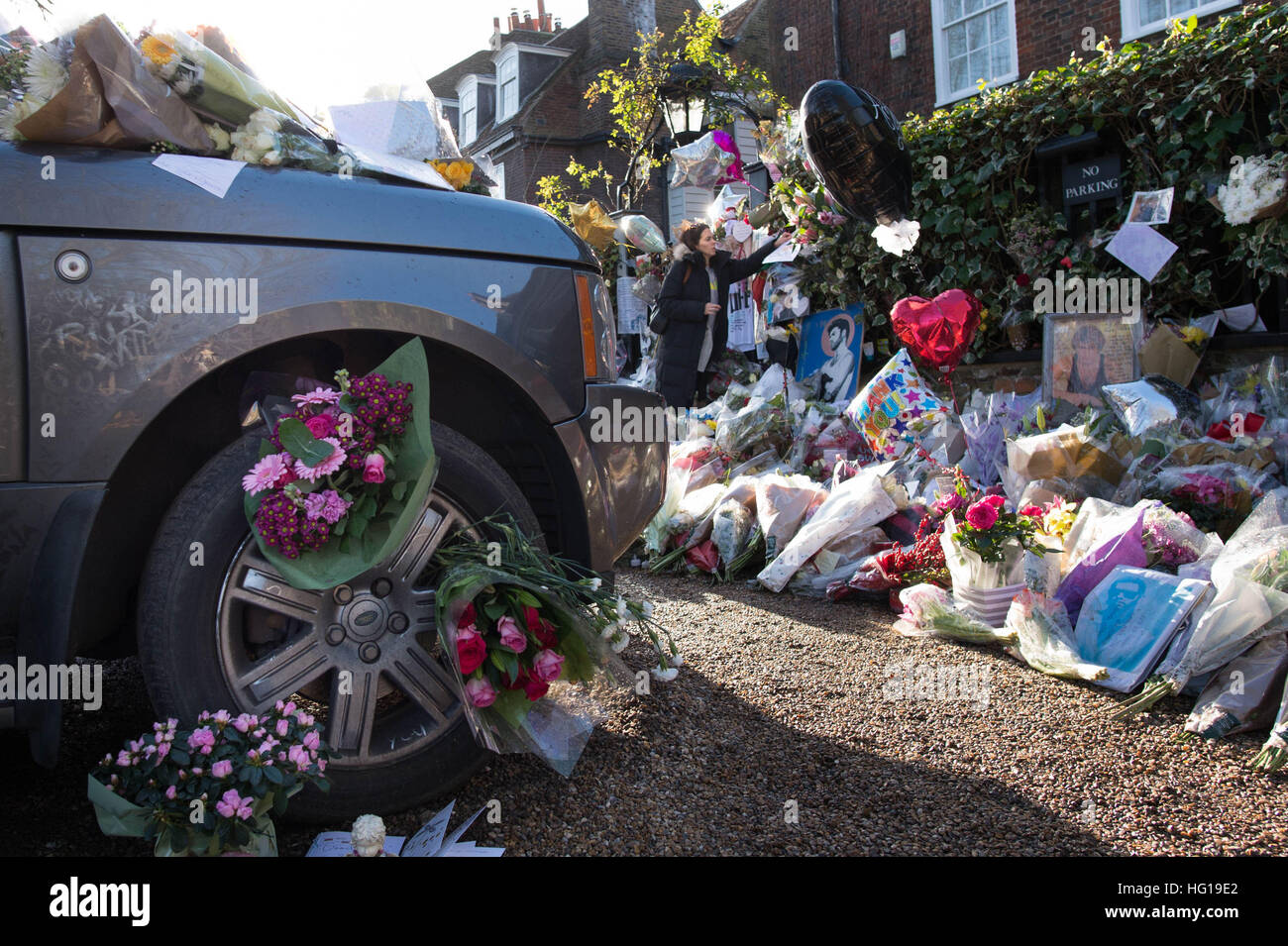 Tribute hinterlassen einen Range Rover außerhalb der Heimat George Michael in Highgate, Nord-London, als sein Freund verweigert, senden von Tweets, die Spekulationen über die Todesursache der pop-Superstar und sagte seinen Twitter-Account gehackt wurde. Stockfoto