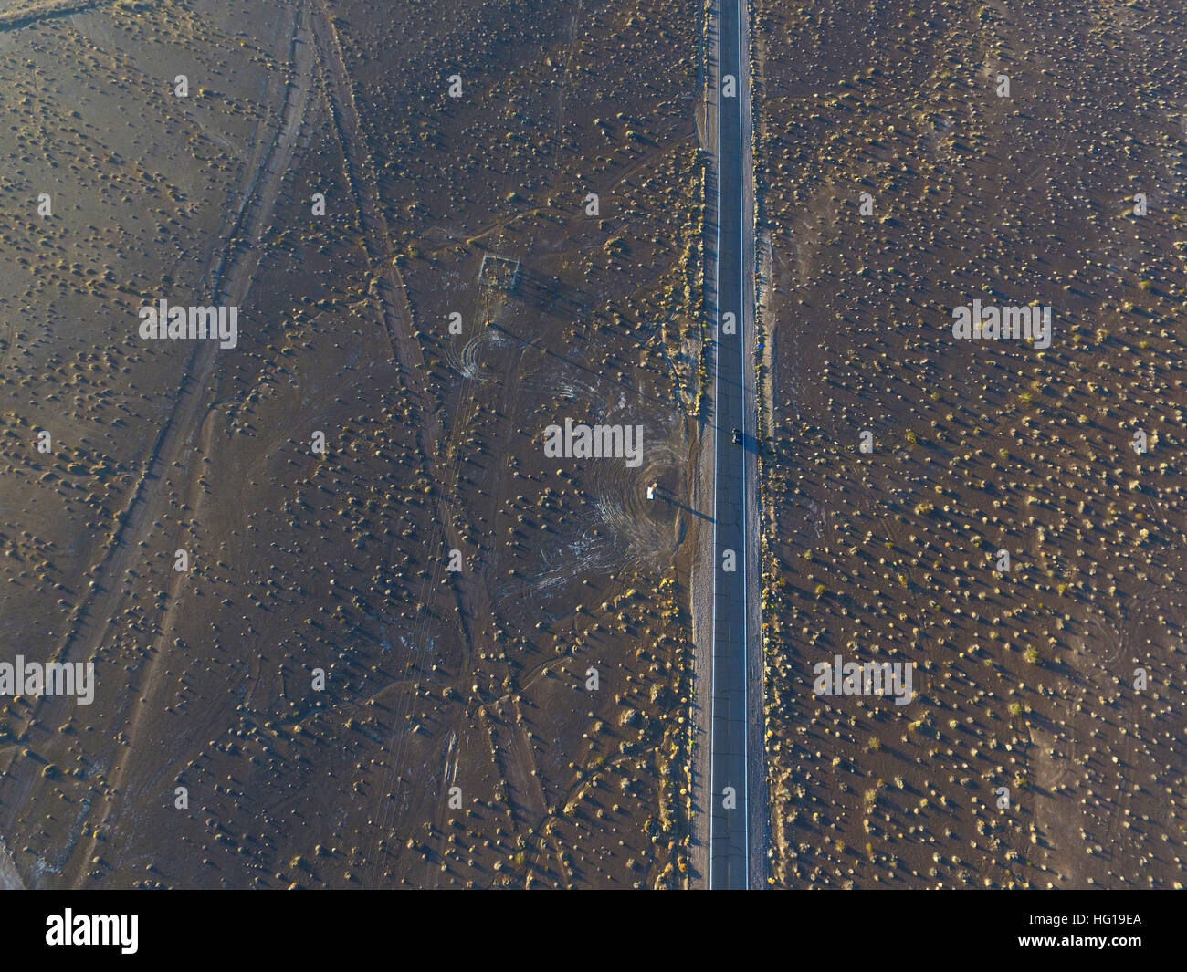 Auto fahren auf einer einsamen Straße im Death Valley Kreuzung, in Kalifornien, Vereinigte Staaten von Amerika Stockfoto