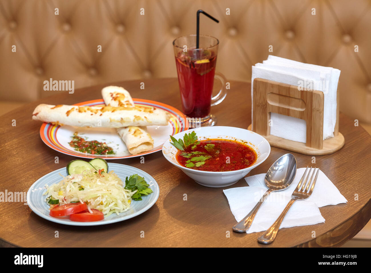 Mittagessen-set mit Shaurma, rote Suppe und Salat, Essen Stockfoto