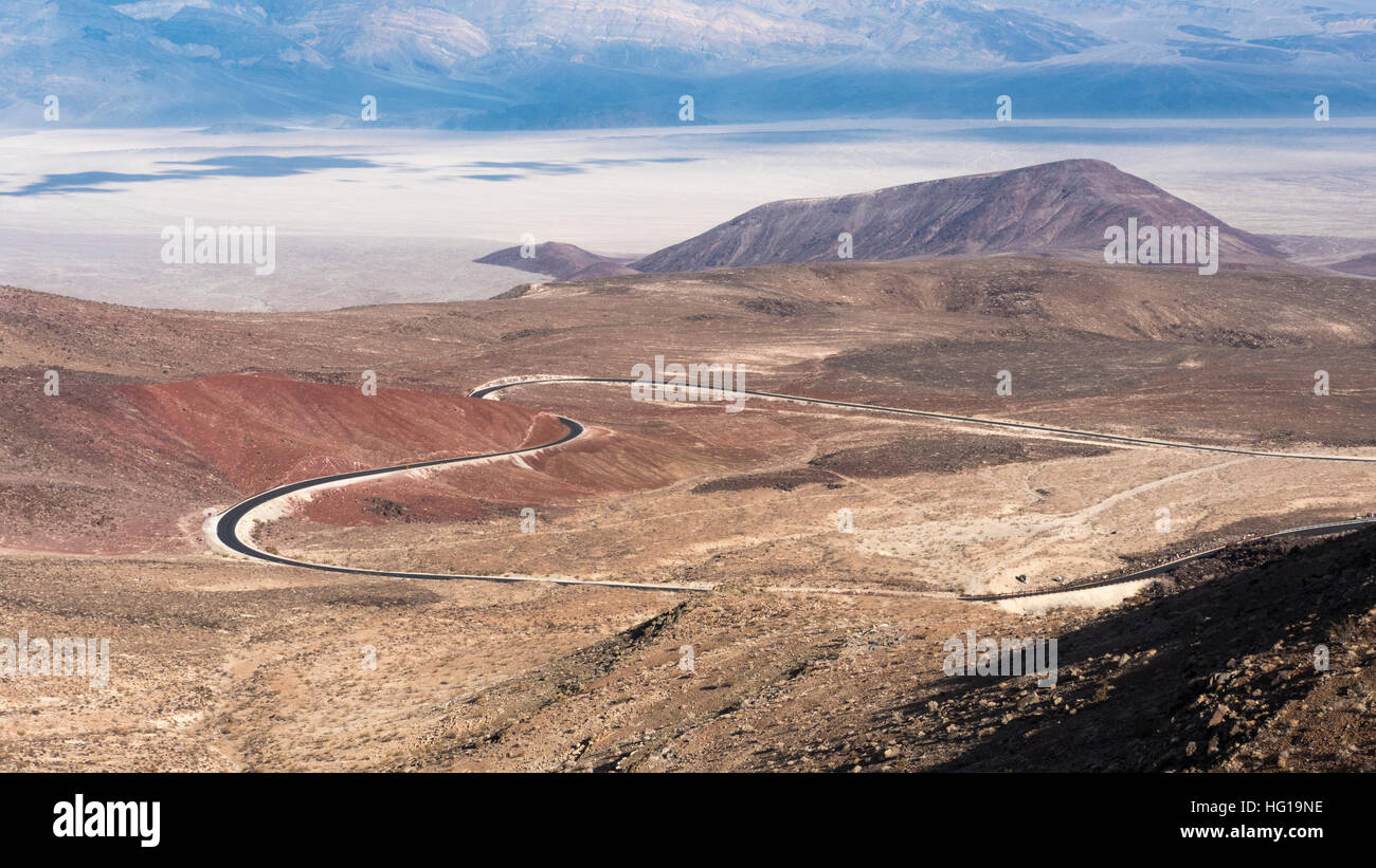 Kurvige Bergstraße im Death Valley, Kalifornien, Vereinigte Staaten von Amerika Stockfoto