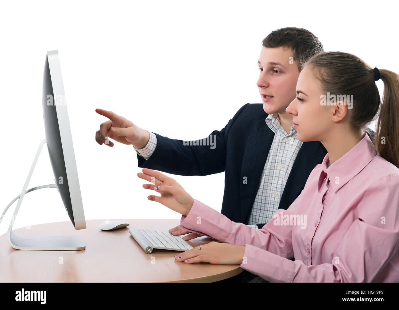 Young Business People Interaktion zu Desktop-Computer auf weißem Hintergrund Stockfoto