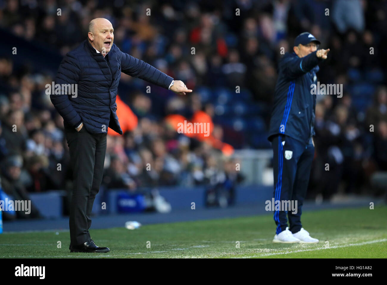 Hull City-Manager Mike Phelan (links) und West Bromwich Albion Manager Tony Pulis geben Anweisungen an der Seitenlinie während des Premier-League-Spiels bei The Hawthorns, West Bromwich. Stockfoto