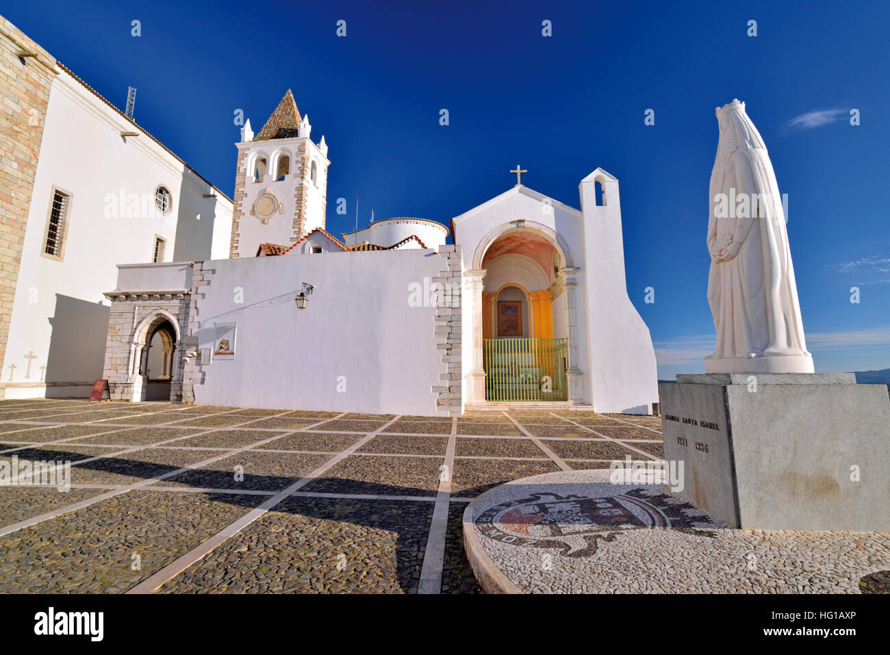 Portugal: Freiheitsstatue Rainha Santa Isabel und kleine Kapelle Nosso Senhor Dos Inocentes in Estremoz Stockfoto