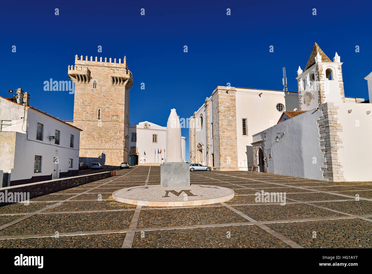 Portugal: Innenhof in der Altstadt Marmor Estremoz mit Turm und Palace Rainha Santa Isabel Stockfoto