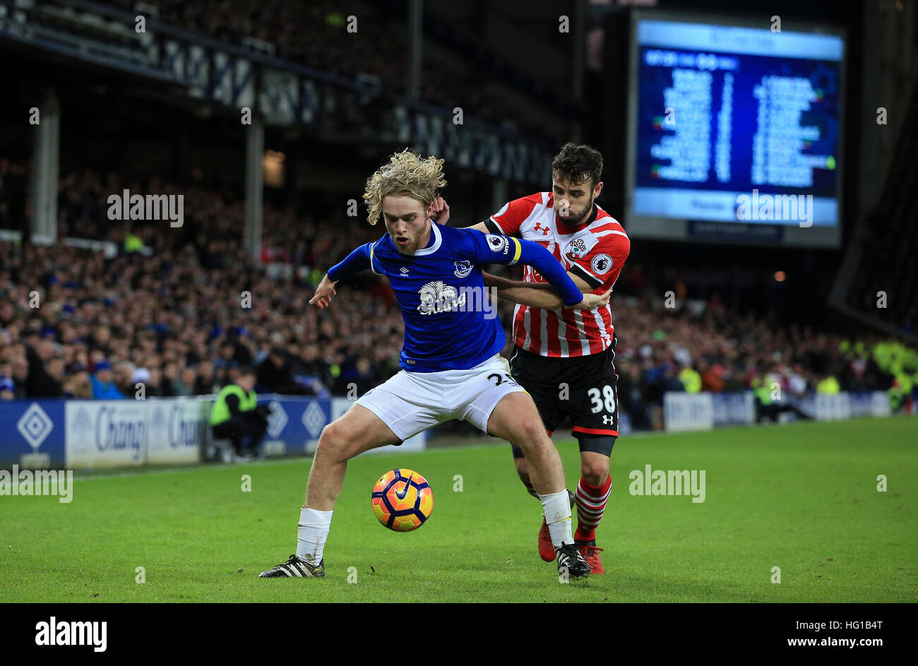 Everton Tom Davies (links) und Southamptons Sam McQueenb Kampf um den Ball in der Premier League Spiel im Goodison Park, Liverpool. Stockfoto