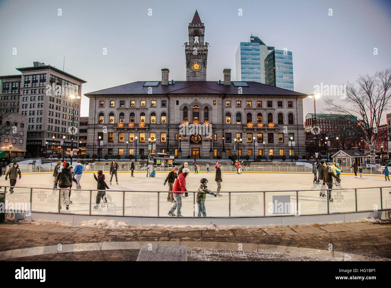Die Worcester Common und Eislaufbahn in der Weihnachtszeit in Worcester, Massachusetts Stockfoto