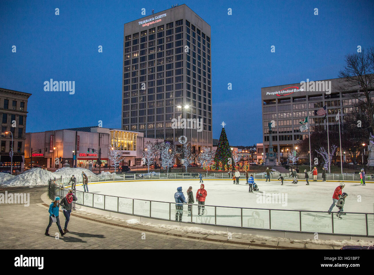 Die Worcester Common und Eislaufbahn in der Weihnachtszeit in Worcester, Massachusetts Stockfoto