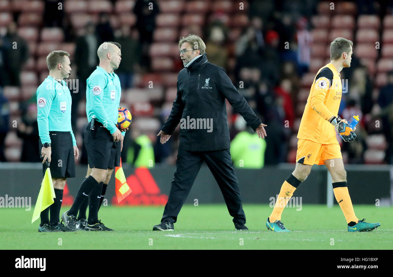 Liverpools Trainer Jurgen Klopp Spricht Mit Schiedsrichter Anthony Taylor Zweiter Von Links Wahrend Der Premier League Spiel Im Stadion Des Lichts Sunderland Stockfotografie Alamy
