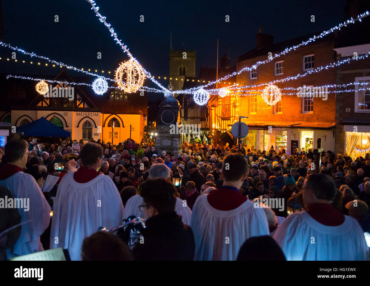 Carol singen auf dem Platz viel Wenlock Christmas Fayre, Shropshire, England, UK. Stockfoto