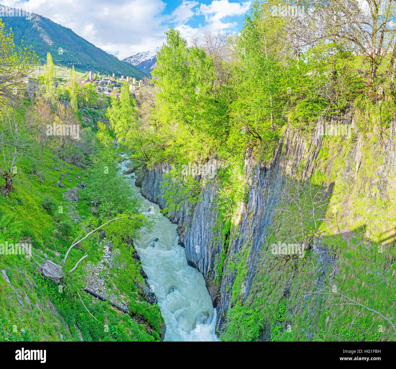 Die schnell fließenden Schäumen Malkra Fluss in die enge Felsenschlucht bedeckt mit grün, Mestia, obere Swanetien, Georgien. Stockfoto