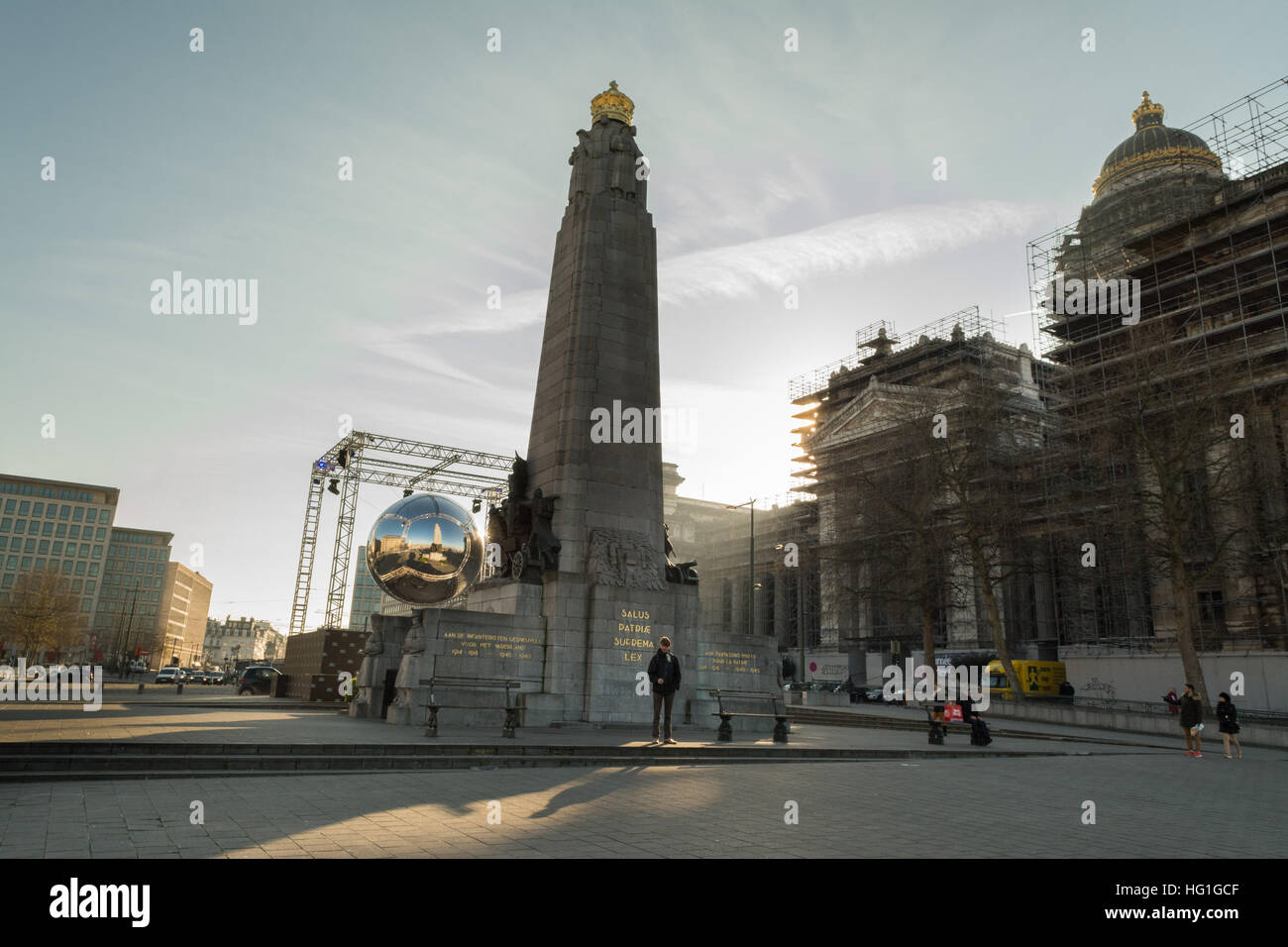 Infanterie Memorial von Brüssel und Reflexion in einem Bright Brüssel 2016 Licht anzeigen Installation, Place Poelaert, Brüssel, Stockfoto
