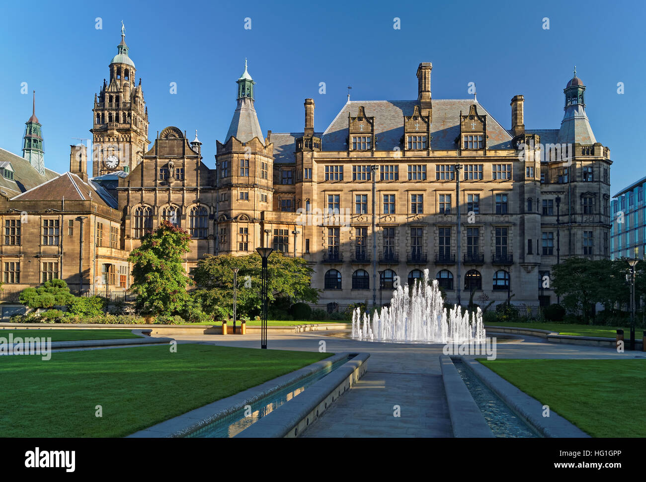 UK, South Yorkshire, Sheffield Rathaus und Peace Gardens Stockfoto