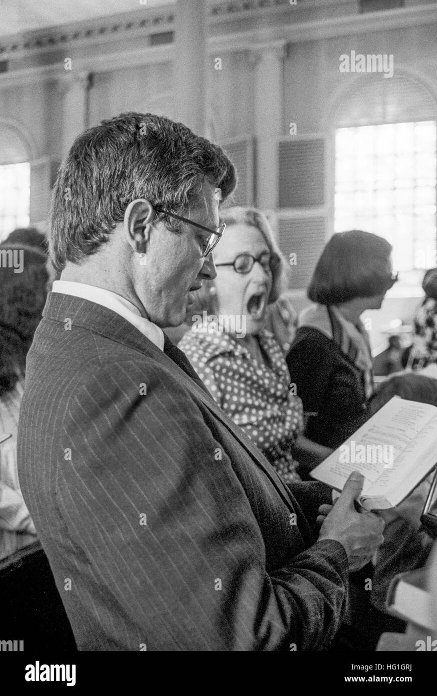 Gemeindemitglieder an einer Kirche in Cambridge, MA, singen ein Lied mit Begeisterung beim sonntäglichen Gottesdienst. Stockfoto