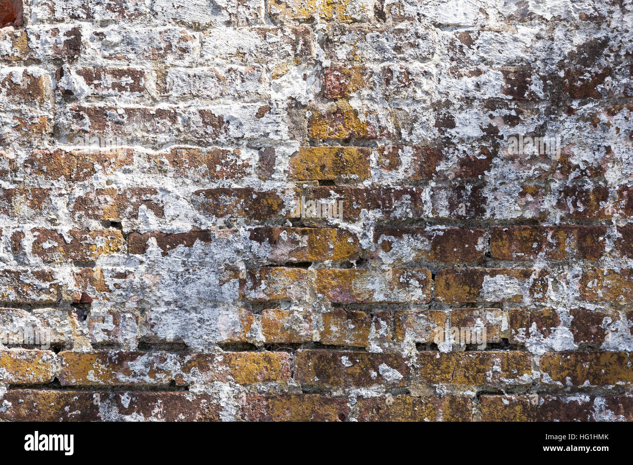 Details eines alten Schornstein und verwitterte Dach mit Zederschindeln auf einem alten Backsteinhaus. Stockfoto
