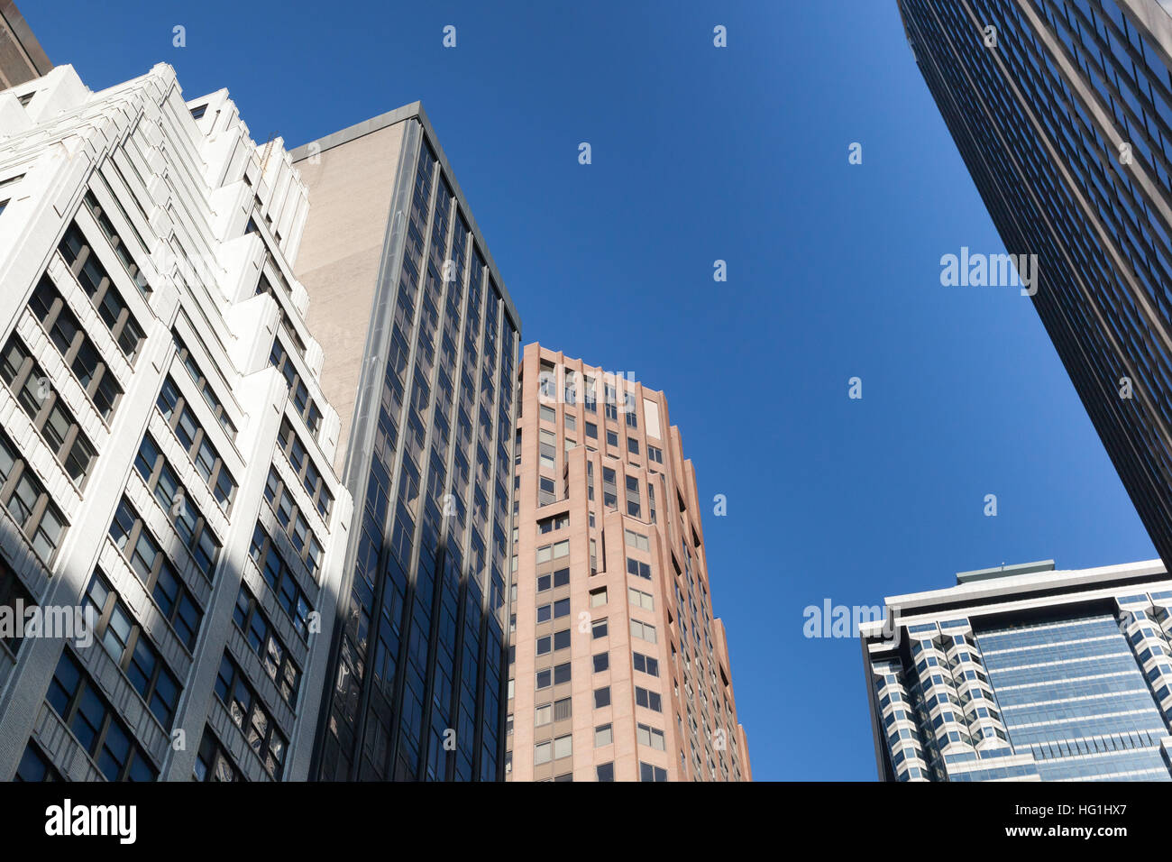 Details der modernen Stadtarchitektur sitzen vor einem strahlend blauen Himmel im Finanzviertel der Stadt.  6. April 2014 Foto. Stockfoto