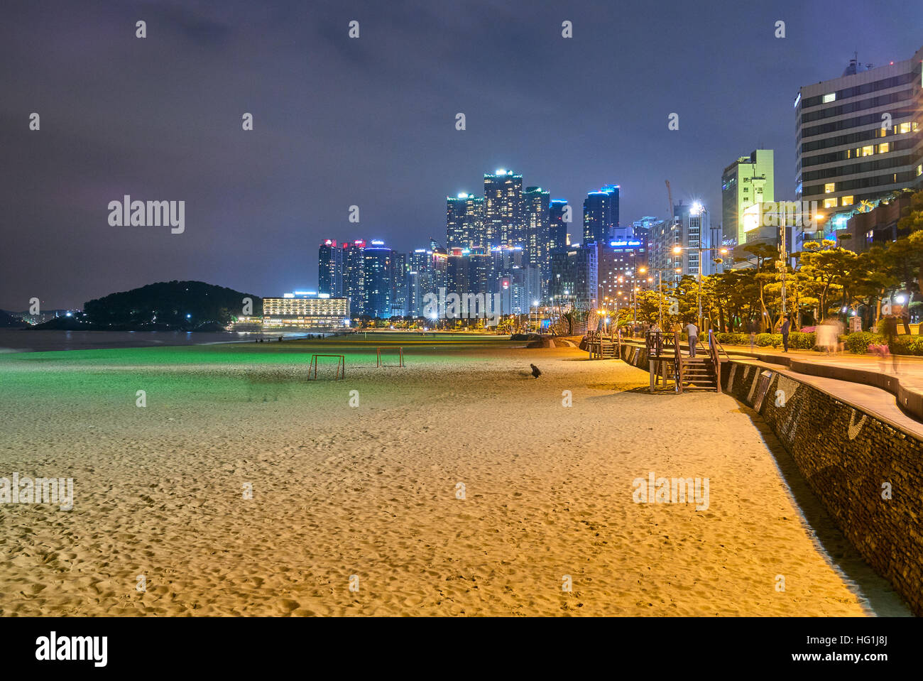 Nachtansicht des Haeundae, das eines der berühmtesten Strand durch Hochhäuser, schöne Strände und aus der Stadt leicht zu erreichen ist. Stockfoto