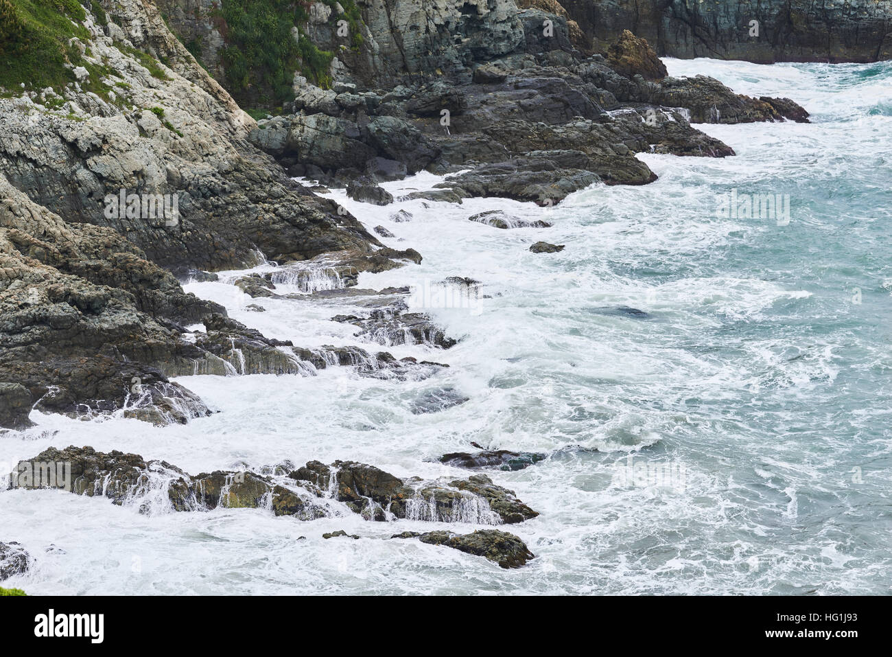 Raue Wellen und schroffe Felsen am Küste in Busan, Korea. Stockfoto