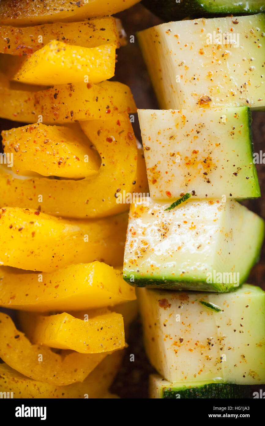 Bunten Zucchini und orange Paprika-Kebabs sind roh und gegrillt werden. Stockfoto