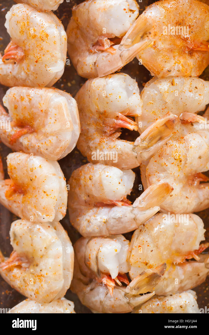 Bunte, Garnelen, Zucchini und orange Paprika, die Kebabs sind roh und fertig gegrillt wird. Stockfoto