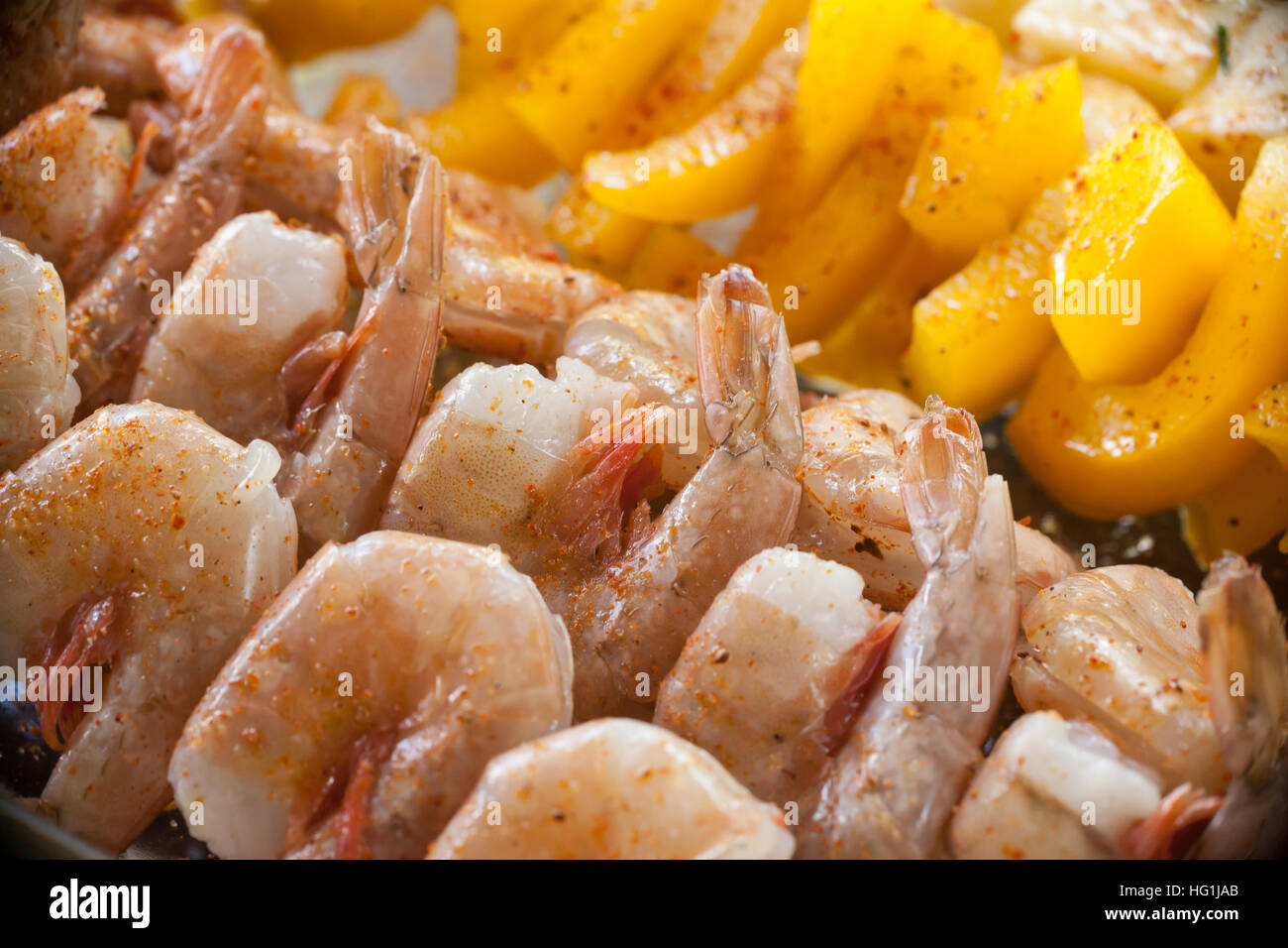 Bunte, Garnelen, Zucchini und orange Paprika, die Kebabs sind roh und fertig gegrillt wird. Stockfoto