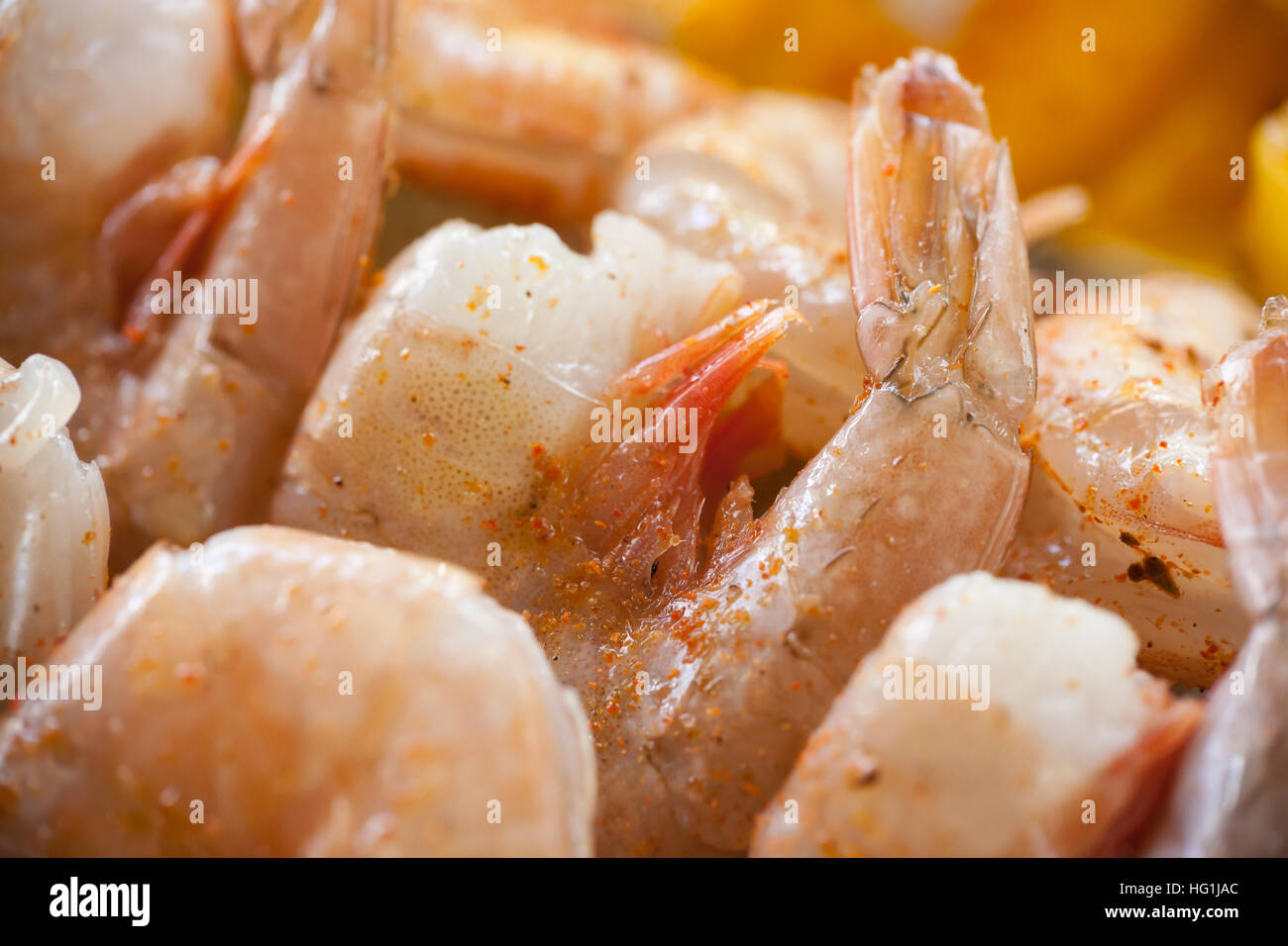 Bunte, Garnelen, Zucchini und orange Paprika, die Kebabs sind roh und fertig gegrillt wird. Stockfoto