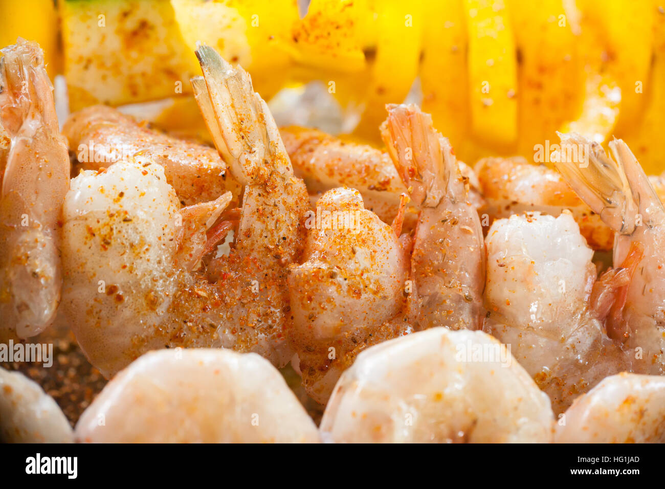 Bunte, Garnelen, Zucchini und orange Paprika, die Kebabs sind roh und fertig gegrillt wird. Stockfoto