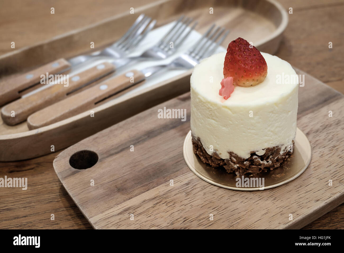 Frische Erdbeer-Mousse Kuchen Dessert auf Holzplatte. Stockfoto