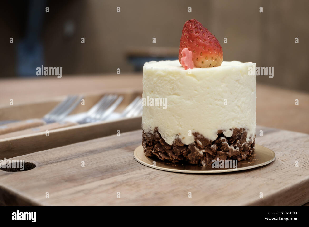 Frische Erdbeer-Mousse Kuchen Dessert auf Holzplatte. Stockfoto