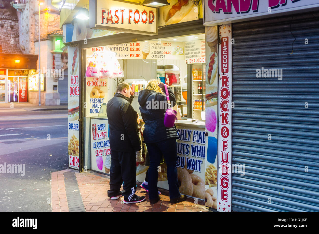Familie Aufträge fast food aus der Steckdose an der Promenade von Blackpool, Lancashire, UK. Stockfoto