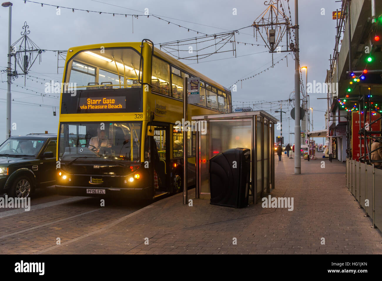 Ein Blackpool Transport Bus hält an der Promenade in Blackpool Passagiere unterwegs zu Starr Tor abholen. Stockfoto Ein Blackpool Transport Bus hält an der Promenade in Blackpool Passagiere unterwegs zu Starr Tor abholen. Stockfoto