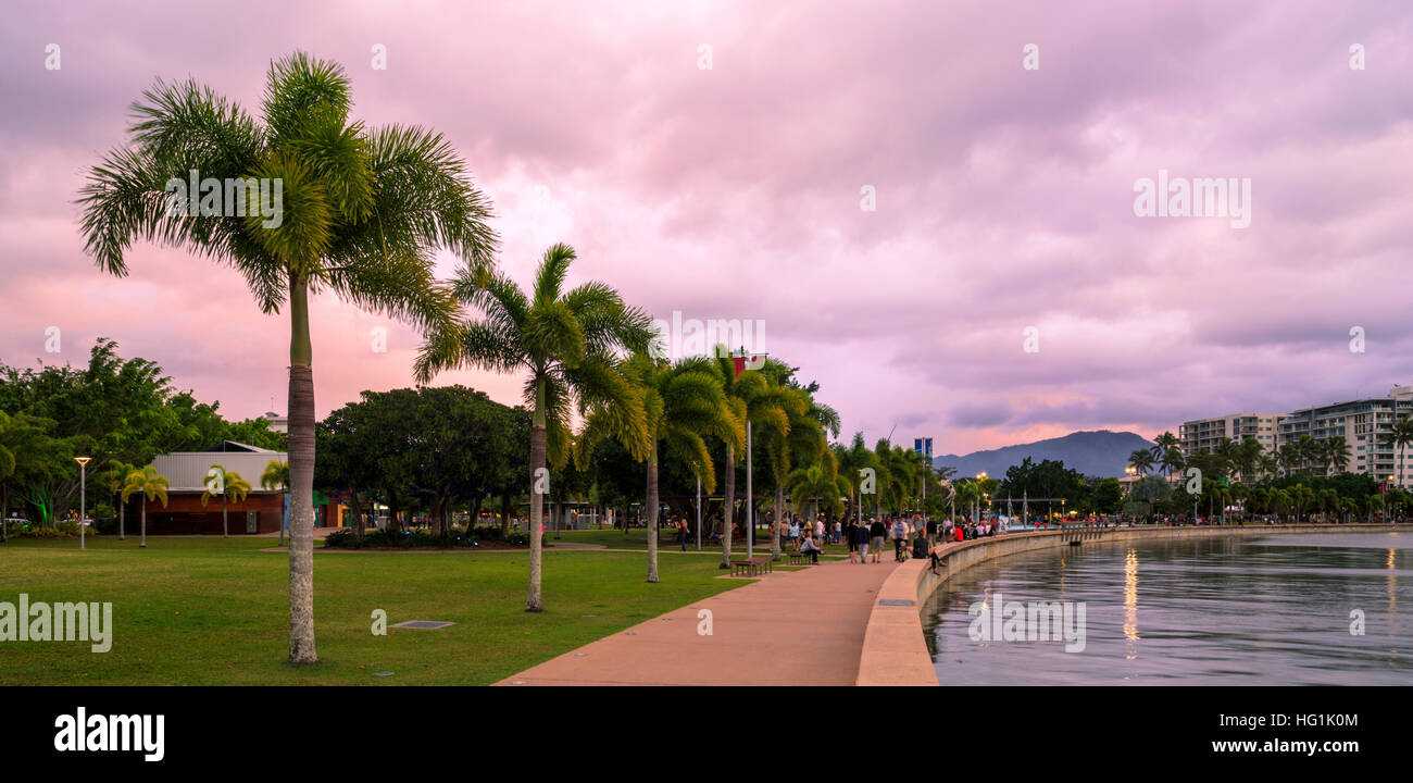 Cairns Esplanade bei Sonnenuntergang. Queensland, Australien. Stockfoto