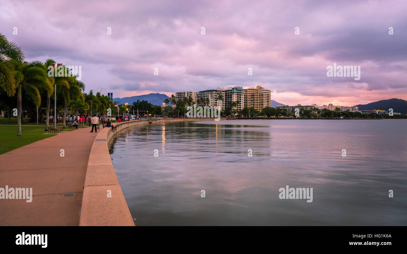 Cairns Esplanade bei Sonnenuntergang. Queensland, Australien. Stockfoto