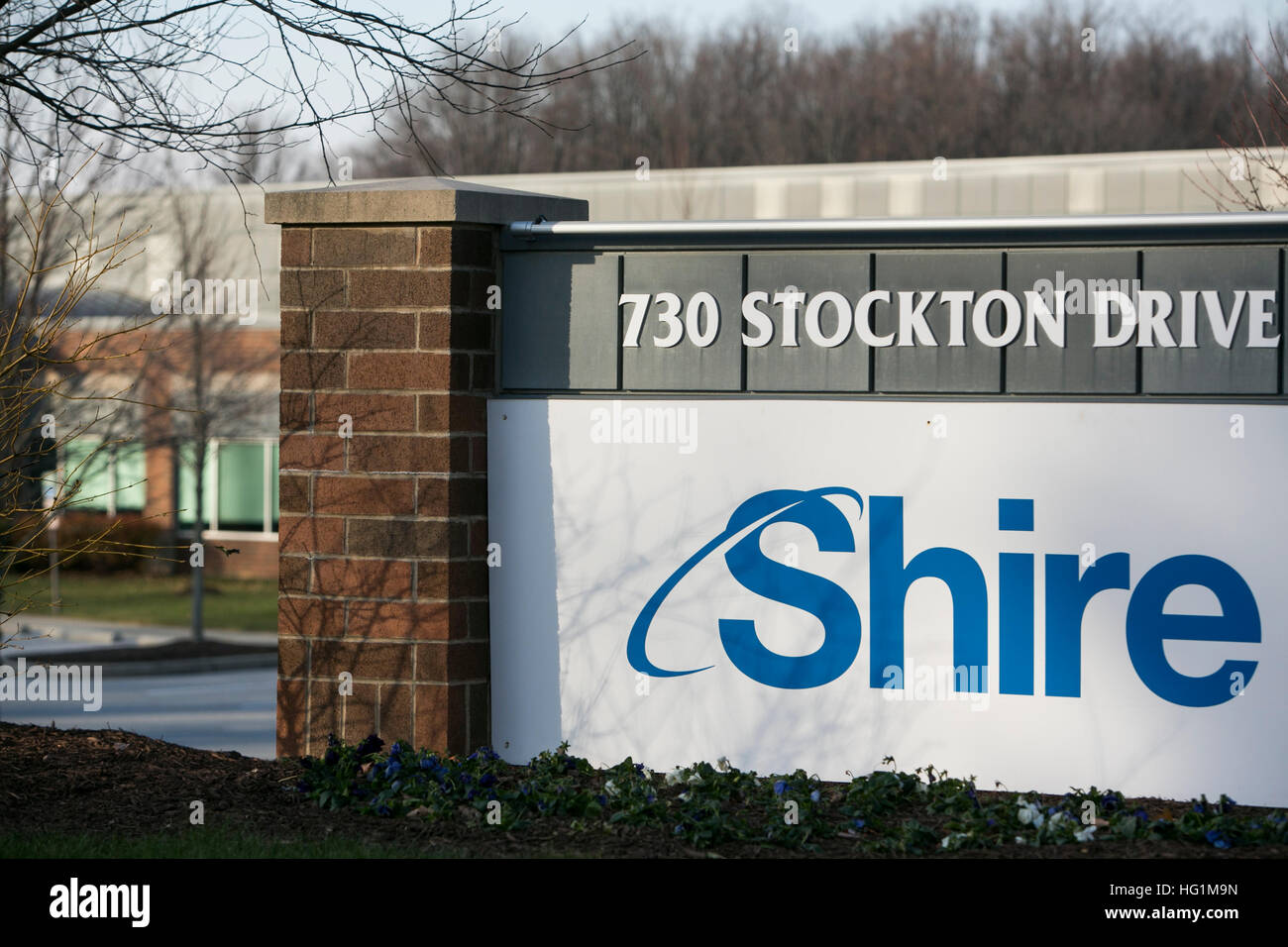 Ein Logo Zeichen außerhalb einer Einrichtung von Shire Plc in Exton, Pennsylvania am 10. Dezember 2016 besetzt. Stockfoto