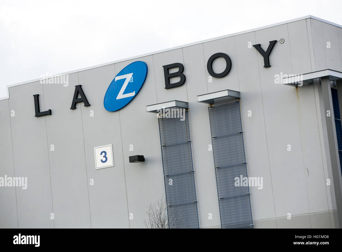 Ein Logo Zeichen außerhalb einer Einrichtung von La-Z-Boy, Inc., in Robbinsville, New Jersey am 10. Dezember 2016 besetzt. Stockfoto