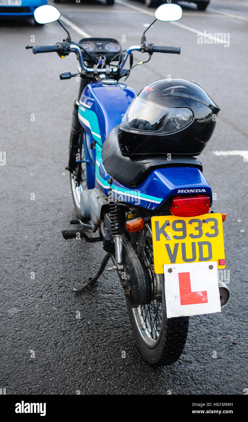 Moped-Fahrschüler mit L Platte Stockfoto