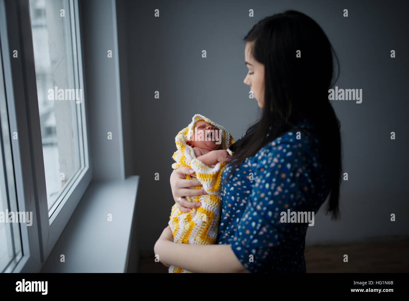 junge Mutter mit Neugeborenen Stockfoto