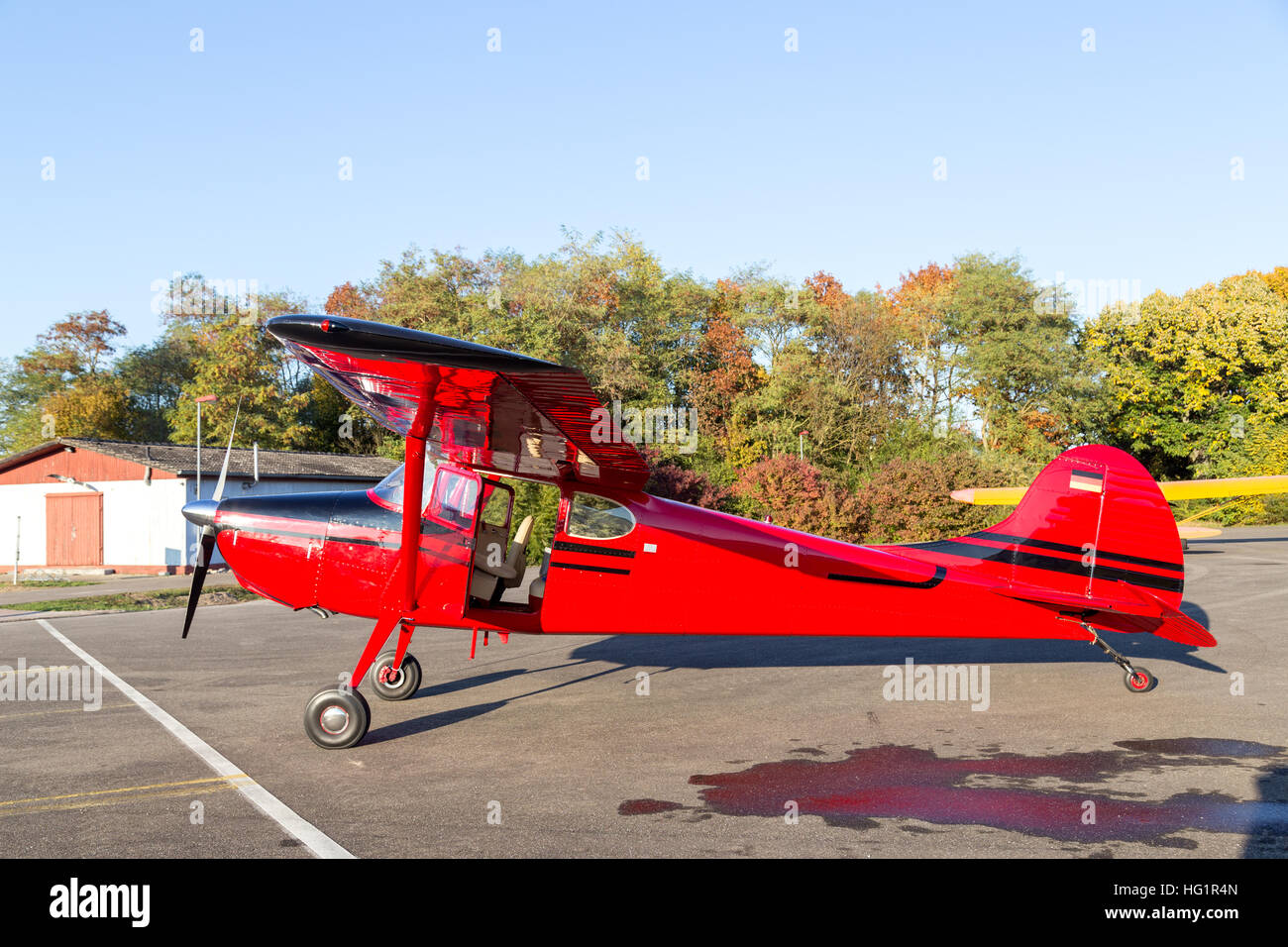 Bremgarten, Deutschland - 22. Oktober 2016: Eine klassische rote Cessna 170 Flugzeuge parken am Flughafen Stockfoto