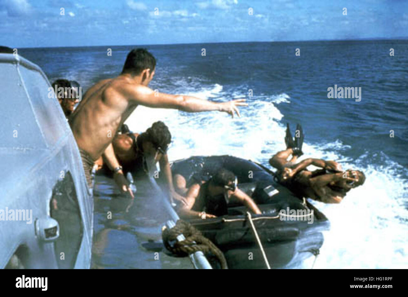 US Navy SEALs SEAL springt über Seite Boot Stockfoto
