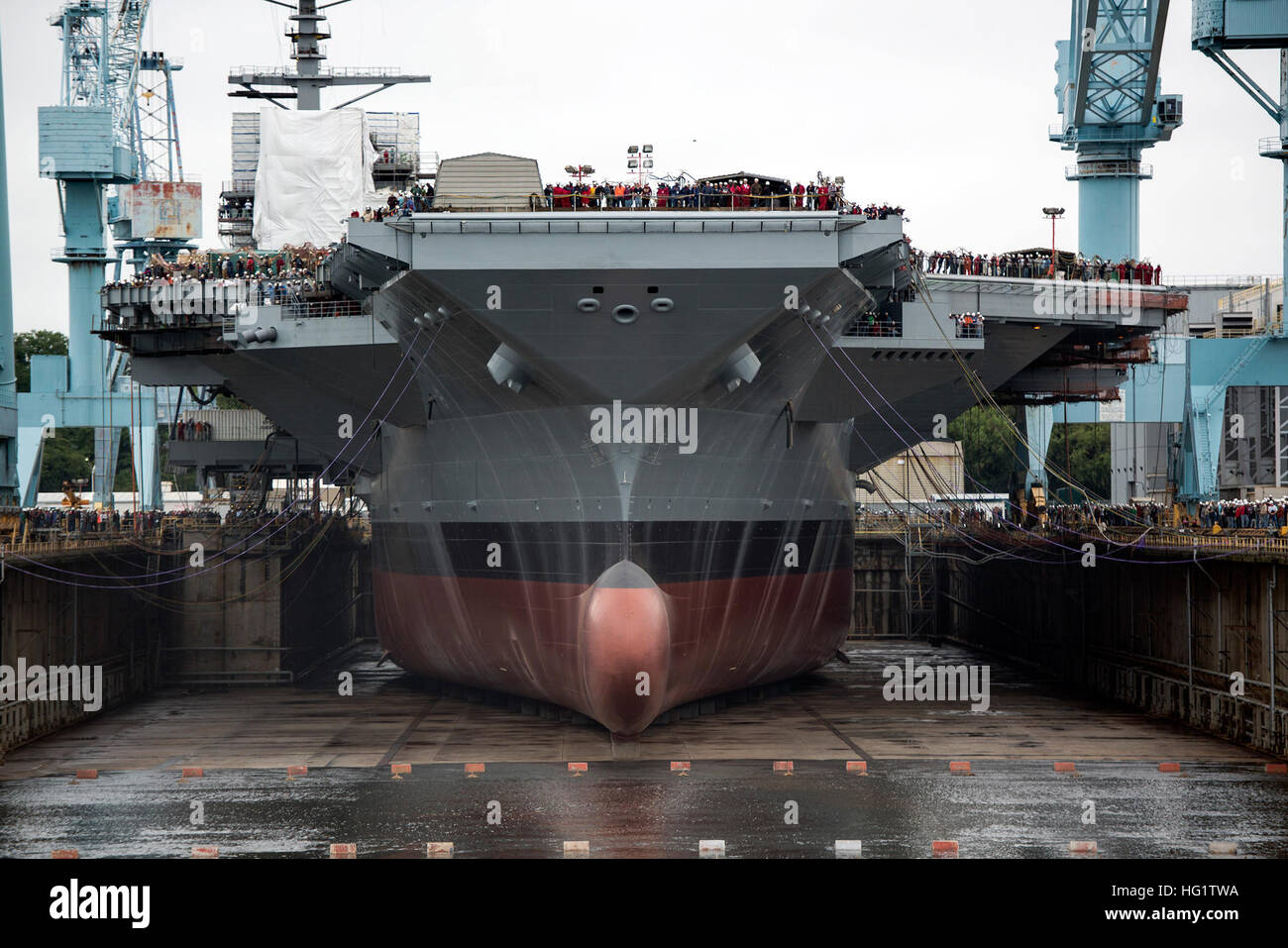 131011-N-KK576-015 NEWPORT NEWS, Virginia (11. Oktober 2013) Newport News Shipbuilding Überschwemmungen Trockendock 12 um die erste in Pre-Commissioning Einheit Gerald R. Ford (CVN-78) Flugzeugträger der Klasse zu schweben. (Foto: U.S. Navy Mass Communication Specialist 1. Klasse Joshua J. Wahl/freigegeben) USS Gerald R. Ford (CVN-78) im Trockendock Vorderansicht 2013 Stockfoto