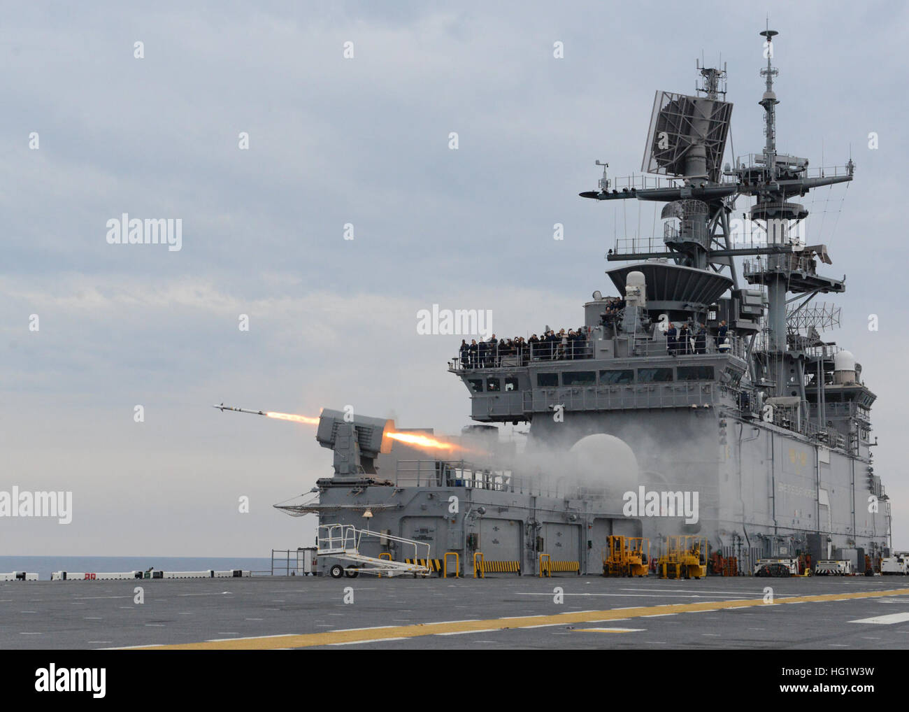 131022-N-NX070-003-Atlantik (22. Oktober 2013) das Mehrzweck amphibischer Angriff Schiff USS Bataan (LHD-5) feuert ein RIM-116 Rolling Airframe Missile (RAM). Der RAM bietet Selbstverteidigung gegen Anti-Schiff-Raketen und asymmetrische Luft und Oberfläche Bedrohungen im Lieferumfang enthalten. Bataan und die 22. Marine Expeditionary Unit (MEU 22) im Gange Routine Qualifikationen führen. (U.S. Navy Photo by Massenkommunikation Spezialist 1. Klasse RJ Stratchko/freigegeben) USS Bataan (LHD-5) startet RIM-116-Rakete im Jahr 2013 Stockfoto