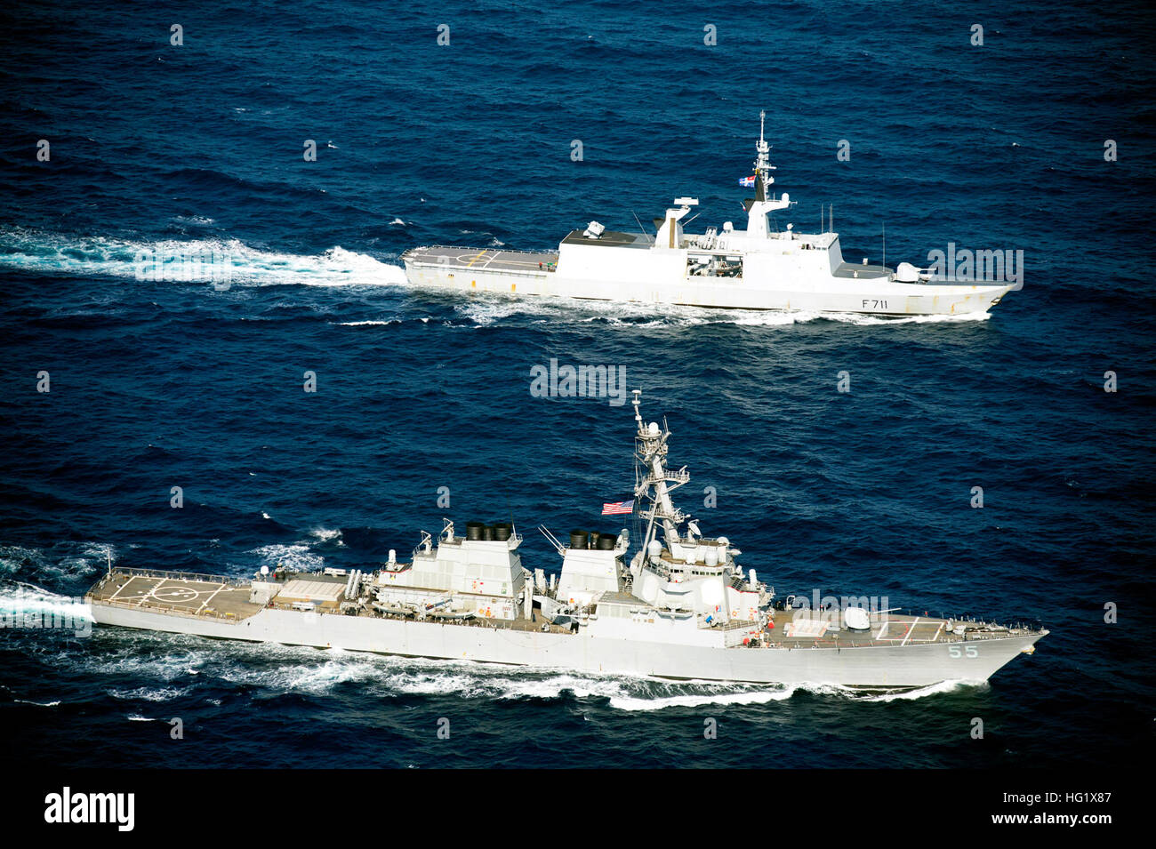 140117-N-UD469-315 Mittelmeer (17. Januar 2014) die Arleigh-Burke-Klasse geführte Flugkörper Zerstörer USS Stout (DDG-55), vorne, läuft mit der französischen Fregatte FS Surcouf (F 711). Stout ist auf eine geplante Bereitstellung unterstützen maritimer Sicherheitsoperationen und Sicherheitsbemühungen Zusammenarbeit Theater in den USA 6. Flotte Aufgabengebiet. (Foto: U.S. Navy Mass Communication Specialist 2. Klasse Amanda R. Gray/freigegeben) US-Stout (DDG-55) und französische Fregatte Surcouf (F711) im Gange in 2014 Stockfoto