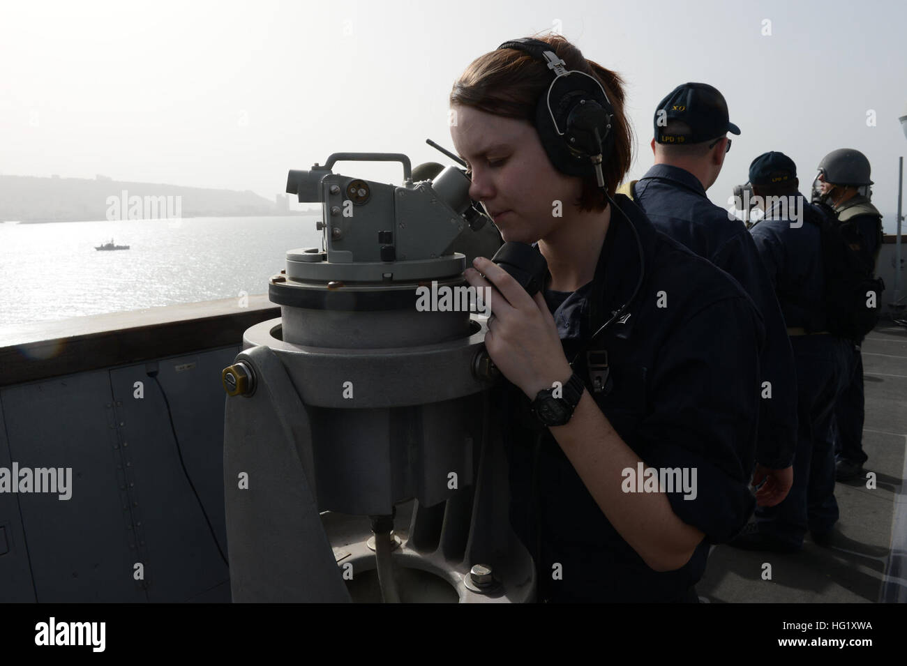 Quartiermeister 2. Klasse Rebecca Anderson, von Miami, Triebe Lager als die amphibischen Transportschiff der Dock USS Mesa Verde (LPD 19) bereitet sich auf moor in Haifa, Israel für einen geplanten Hafen besuchen. Mesa Verde Matrosen und Marinesoldaten, die 22. Marine Expeditionary Unit zugeordnet (22. MEU) maritime Sicherheits-Operationen zu unterstützen, bietet Krisenreaktionsfähigkeit, erhöhen Theater Sicherheitskooperation und vorwärts Marine präsent in der US-5. und 6. Flotte Zuständigkeitsbereiche bereitgestellt werden. (Foto: U.S. Navy Mass Communication Specialist 2. Klasse Shannon M. Smith/freigegeben) USS Stockfoto